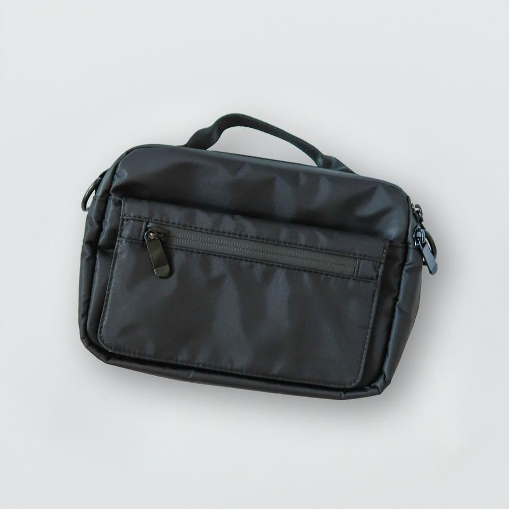 Black dog treat bag with removable pouch for training and walking, ideal dog walking accessory. Functional black treat pouch for dogs, great for dog walkers and trainers.