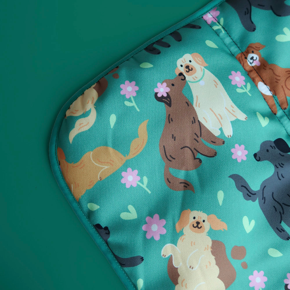 Settle mat feature overview with retriever print showing waterproof surface, padding, machine washability, and portable design.
