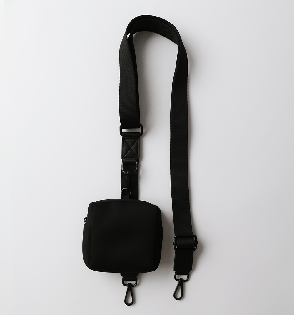 Black adjustable strap for settle mat – durable and perfect for everyday use. Black dog treat pouch – a practical addition to your settle mat accessories.