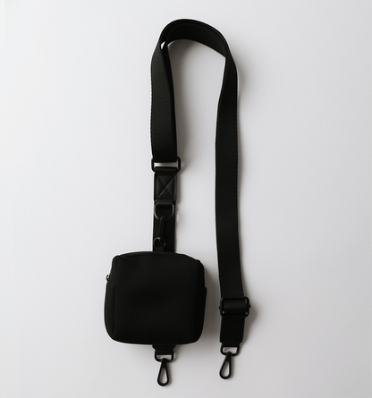 Black adjustable strap for settle mat – durable and perfect for everyday use. Black dog treat pouch – a practical addition to your settle mat accessories.