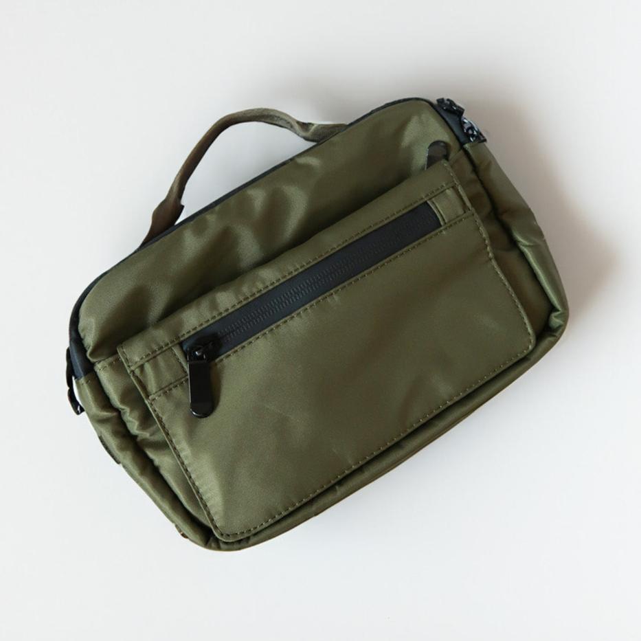 Green dog walking bag featuring a detachable treat pouch, perfect for training and walks.